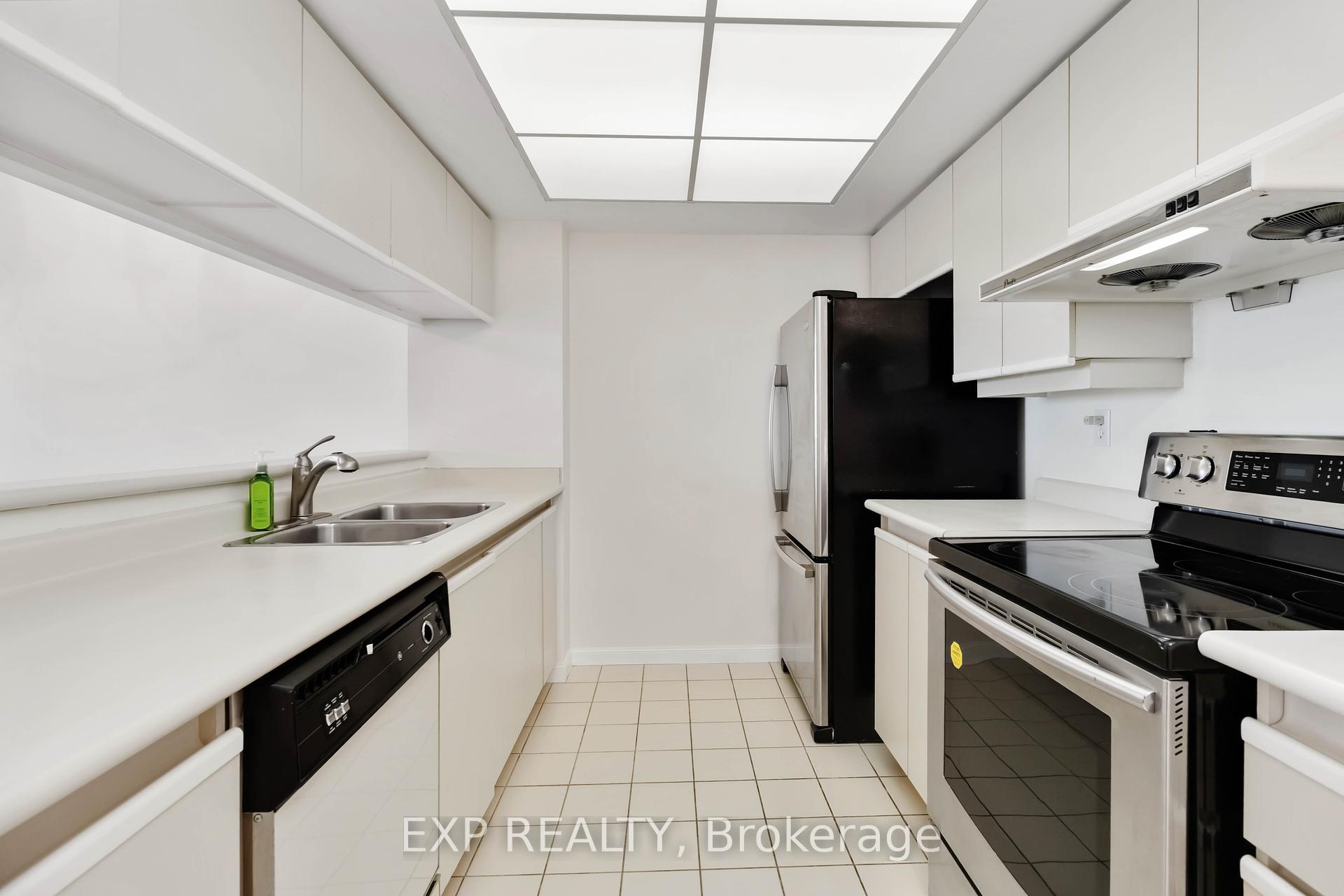 2 Bedrooms Condo at 550 Webb, Mississauga For sale