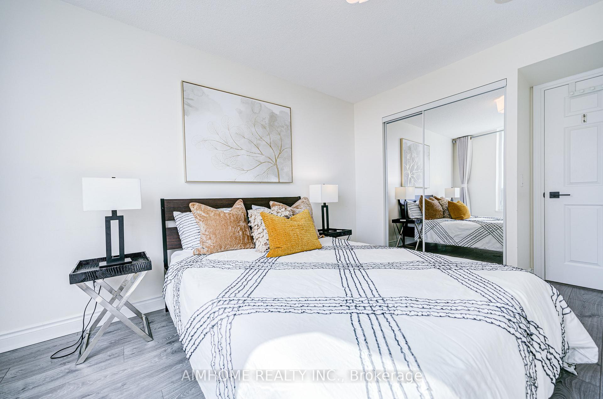 2 Bedrooms Condo at 25 Greenview, Toronto For sale