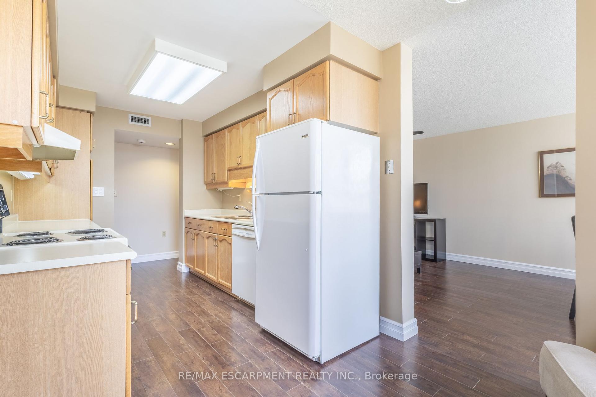2 Bedrooms Condo at 2199 Sixth,  Oakville For sale