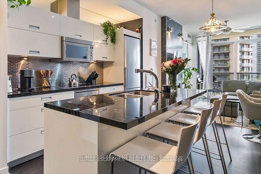 2 Bedrooms Condo at 88 Park Lawn, Toronto For sale