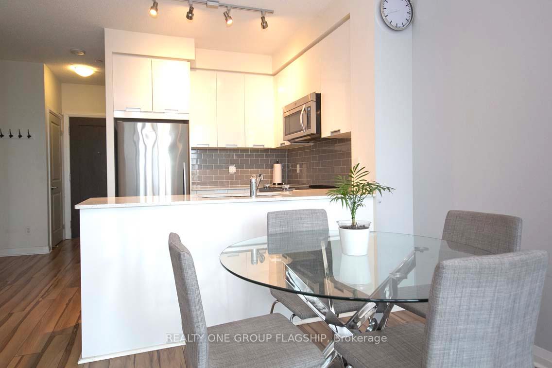 2 Bedrooms Condo at 75 Eglinton,  Mississauga For sale