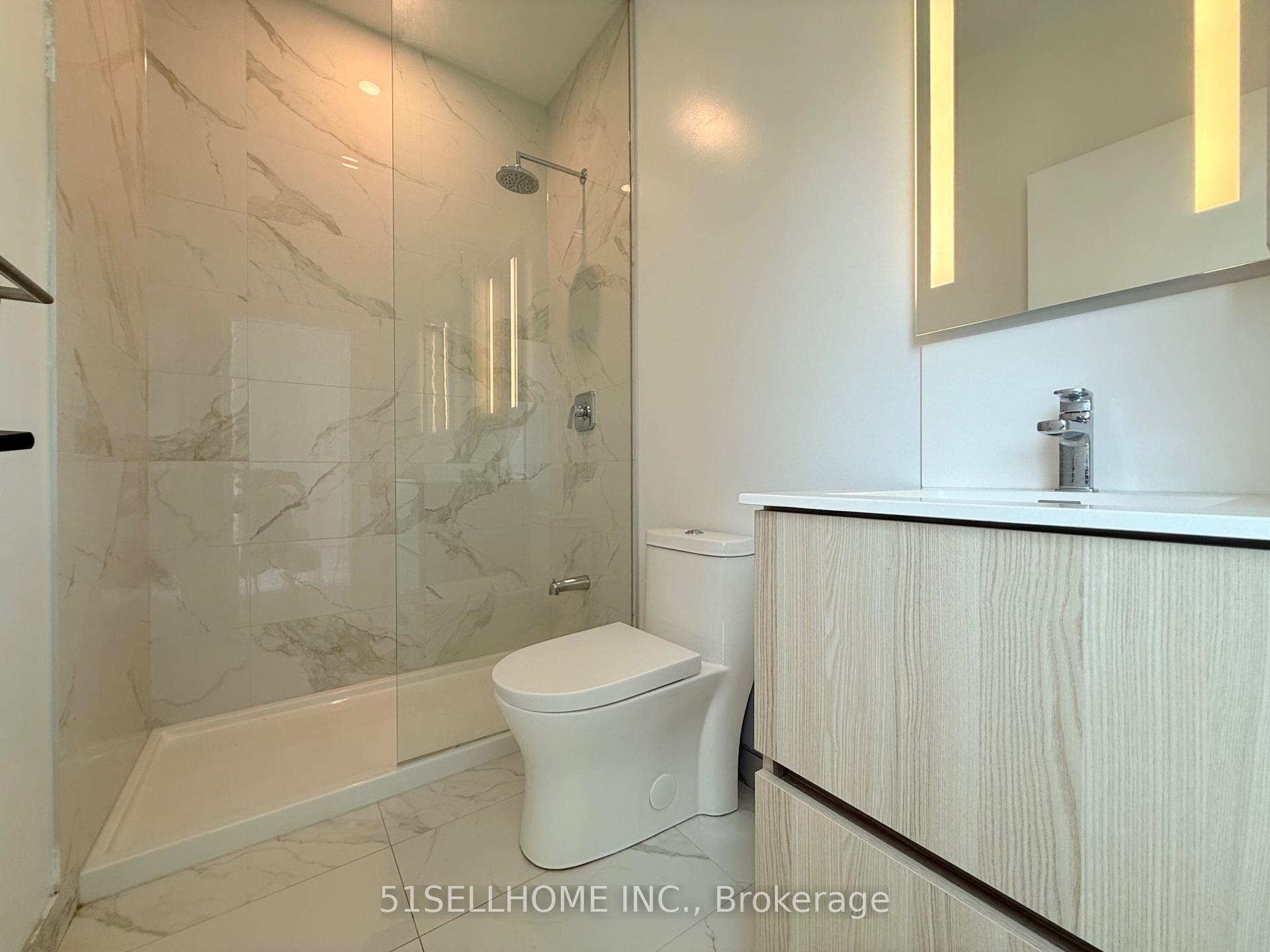 4 Bedrooms Condo at 220 Missinnihe, Mississauga For sale
