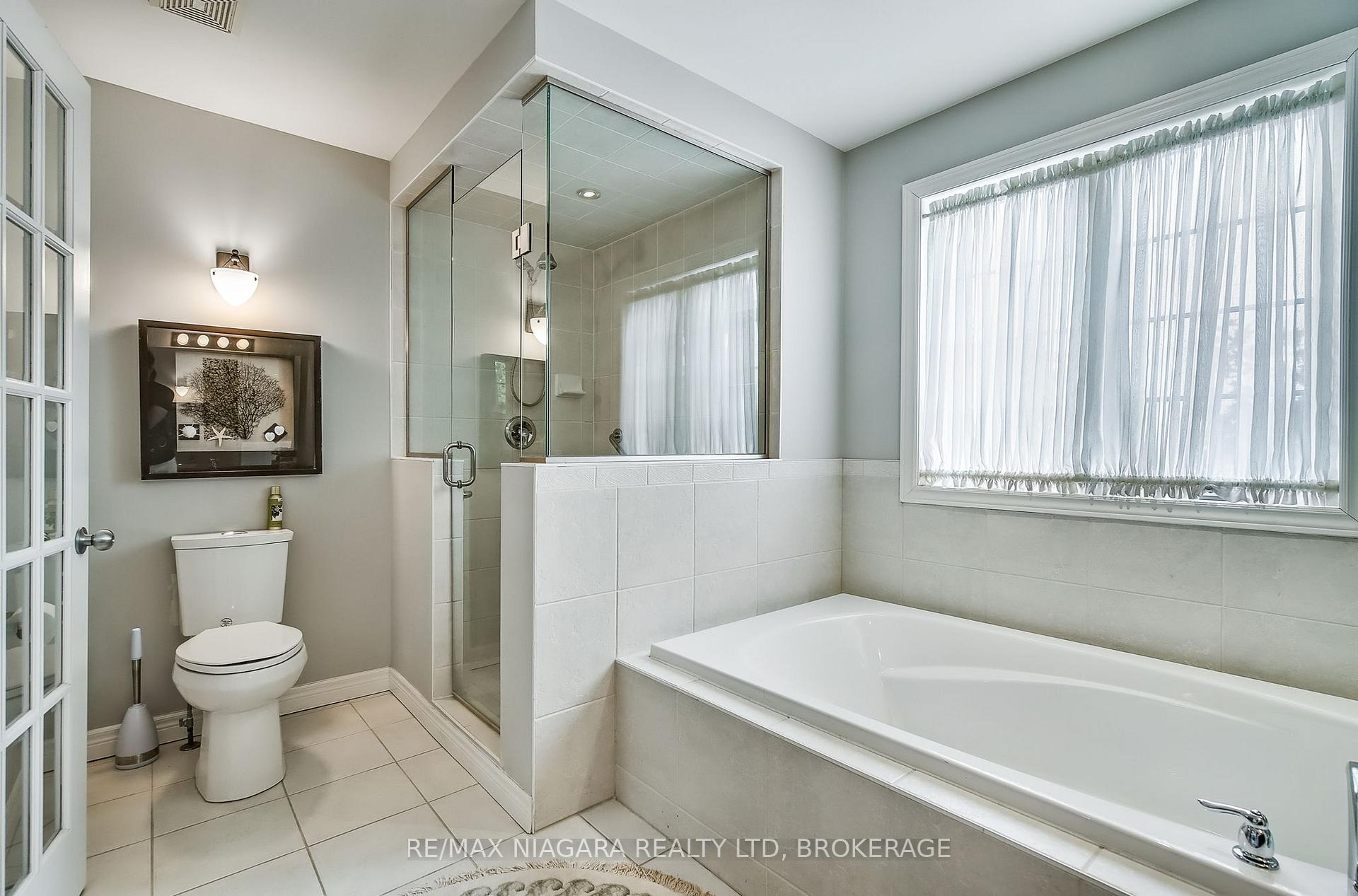 3 Bedrooms Condo at 5 Liddycoat, Hamilton For sale