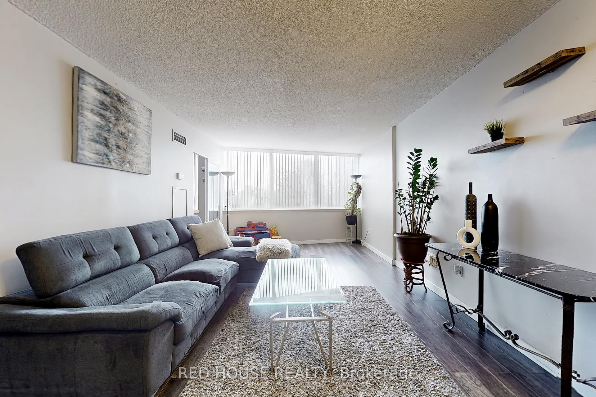 2 Bedrooms Condo at 10 Markbrook,  Toronto For sale