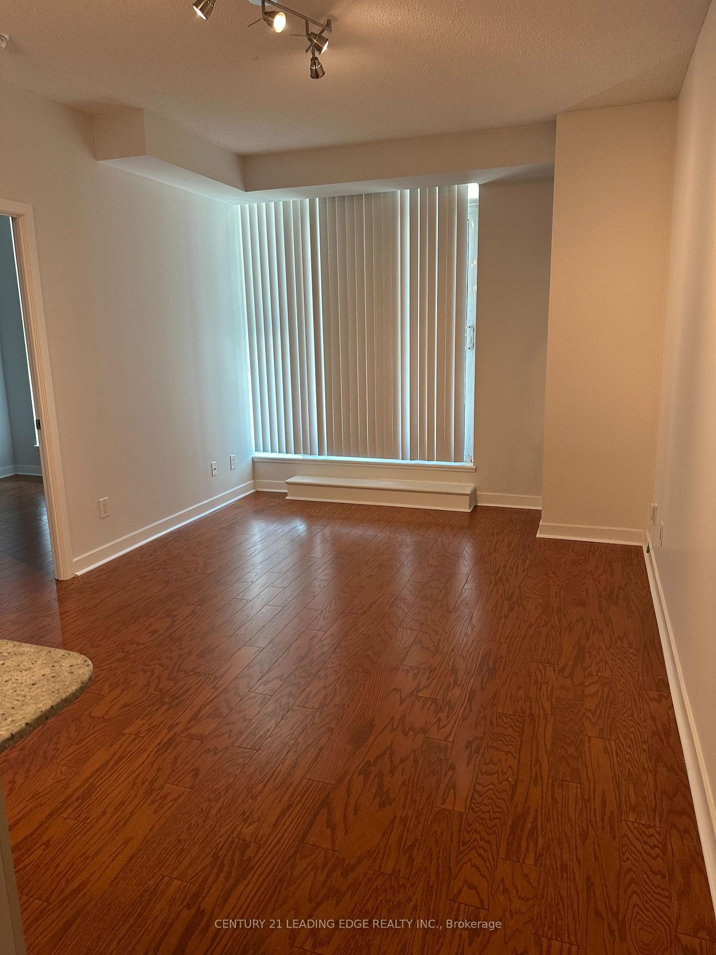 2 Bedrooms Condo at 18 Harbour, Toronto For sale