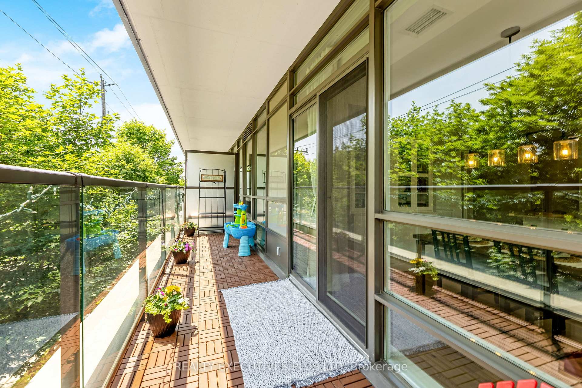 3 Bedrooms Condo at 8 Fieldway, Toronto For sale