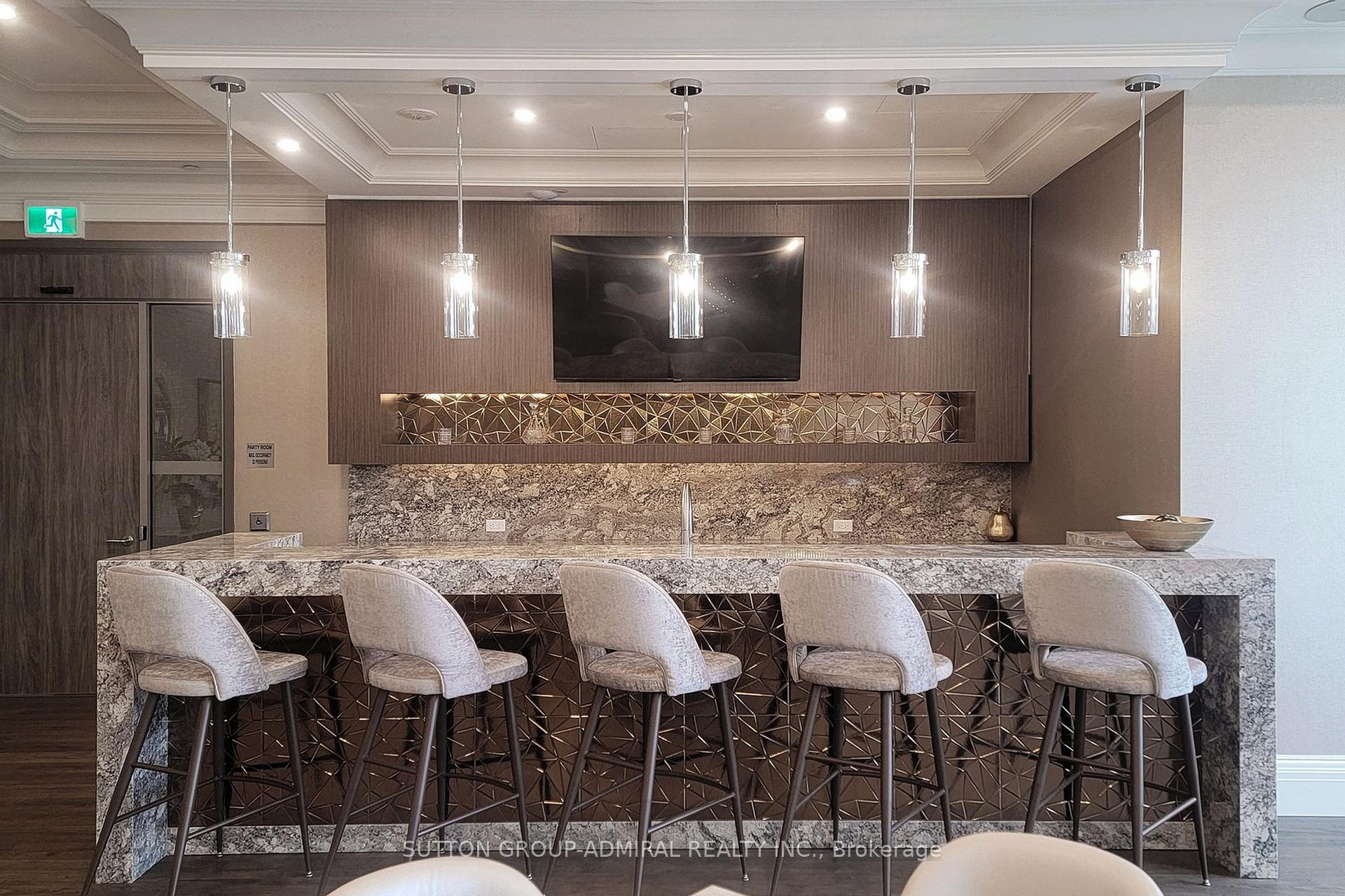 2 Bedrooms Condo at 10 Gatineau, Vaughan For sale
