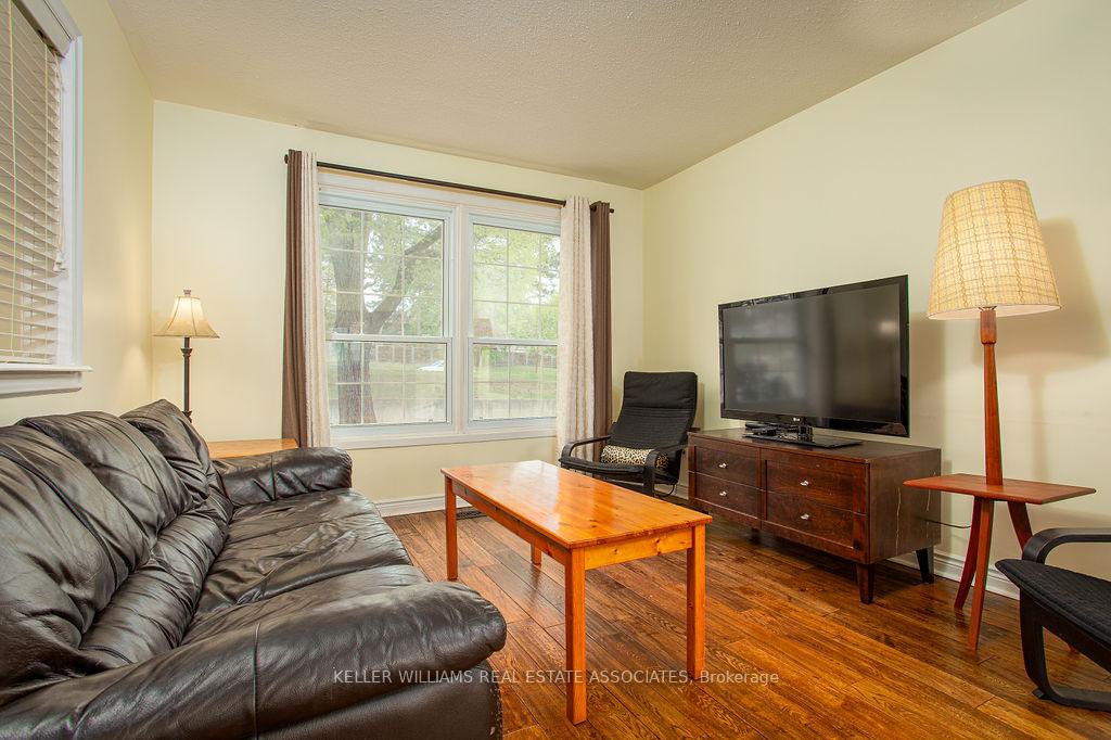 3 Bedrooms Condo at 2216 Upper Middle, Burlington For sale