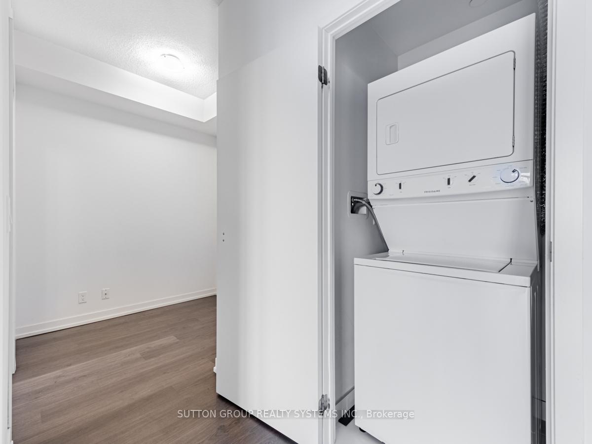2 Bedrooms Condo at 98 Lillian, Toronto For sale