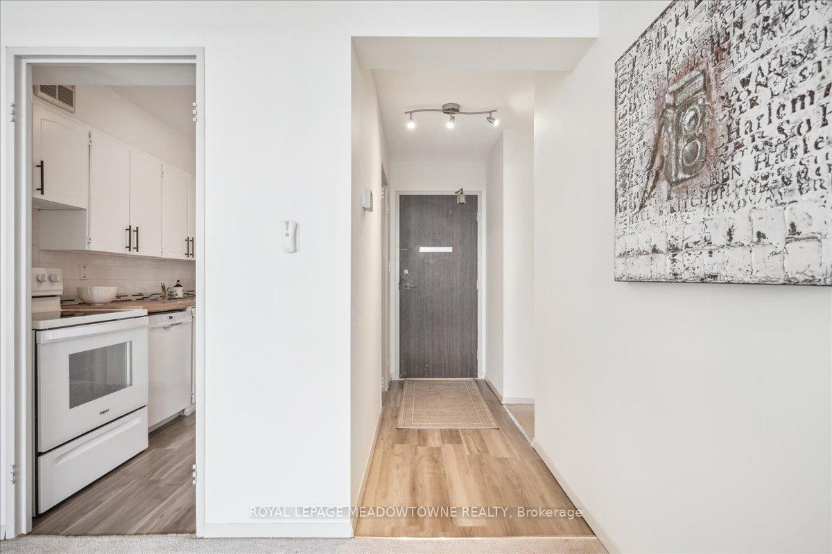 2 Bedrooms Condo at 2665 Windwood, Mississauga For sale