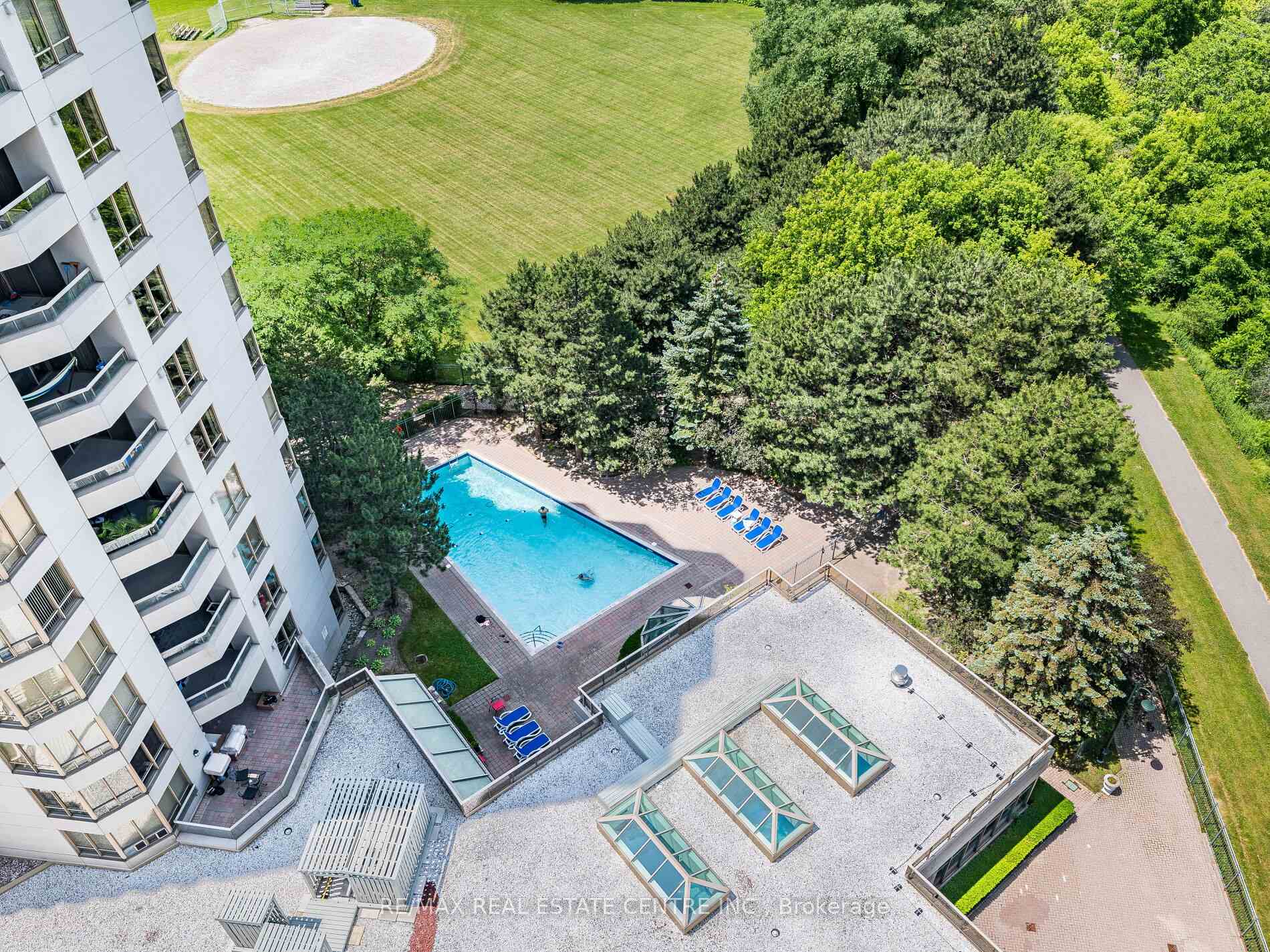 3 Bedrooms Condo at 168 Bonis, Toronto For sale