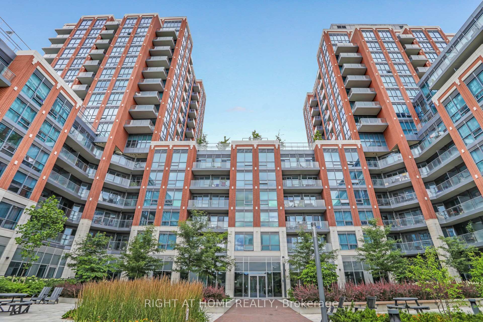 4 Bedrooms Condo at 31 Tippett, Toronto For sale
