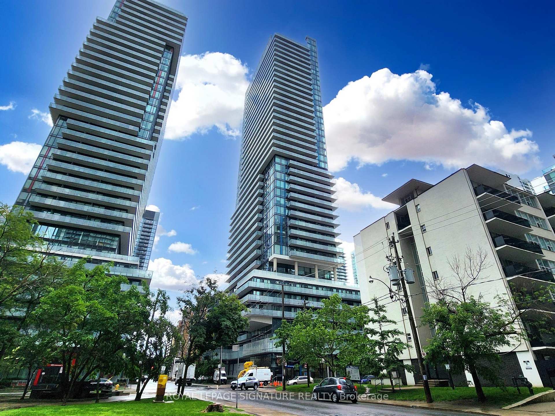 2 Bedrooms Condo at 161 Roehampton, Toronto For sale