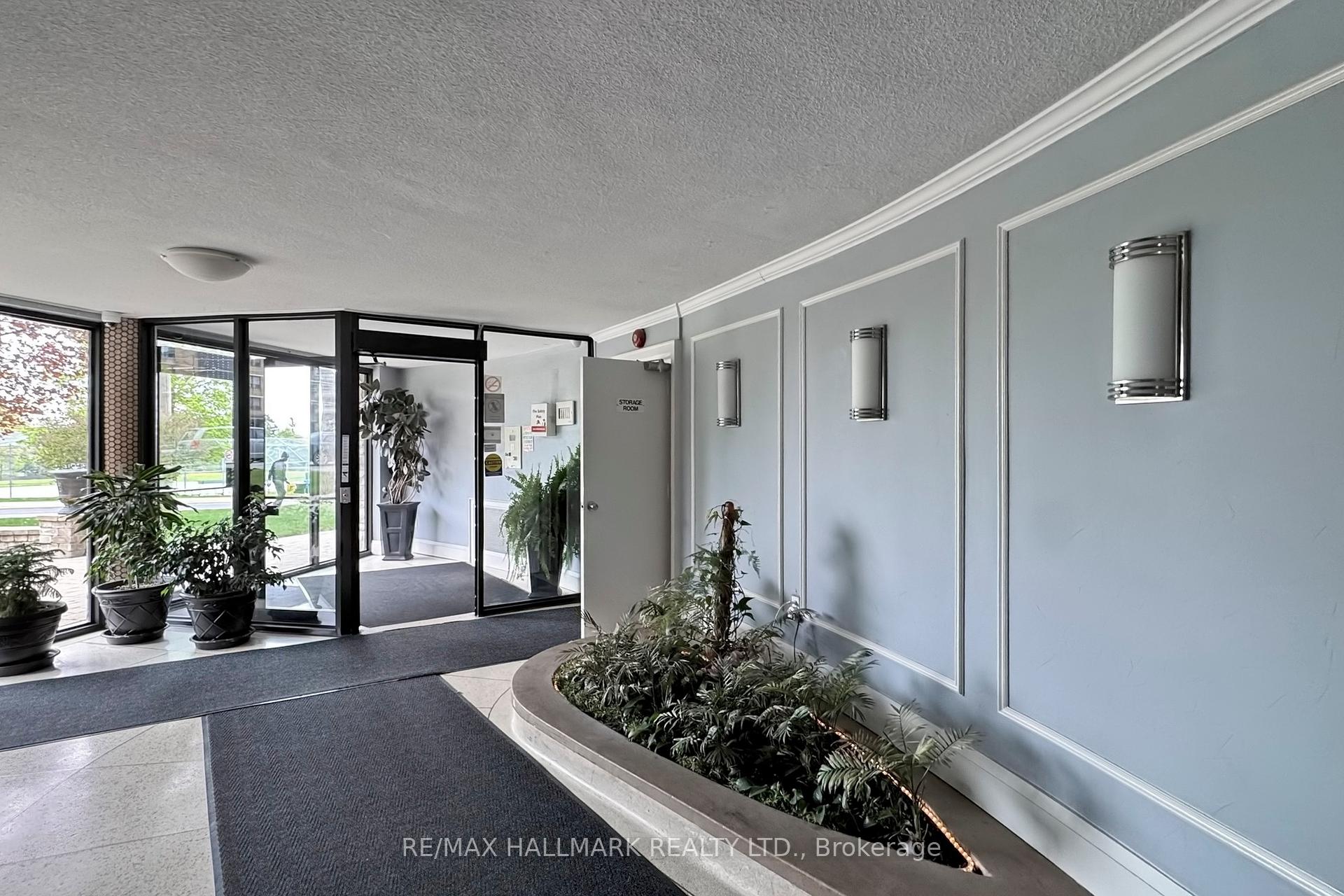 2 Bedrooms Condo at 50 Gulliver, Toronto For sale