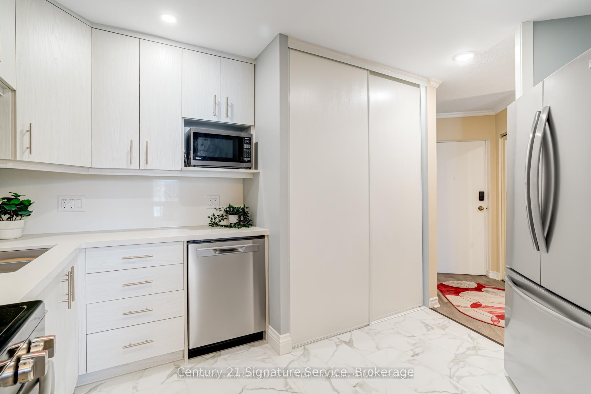 2 Bedrooms Condo at 2001 Bonnymede, Mississauga For sale