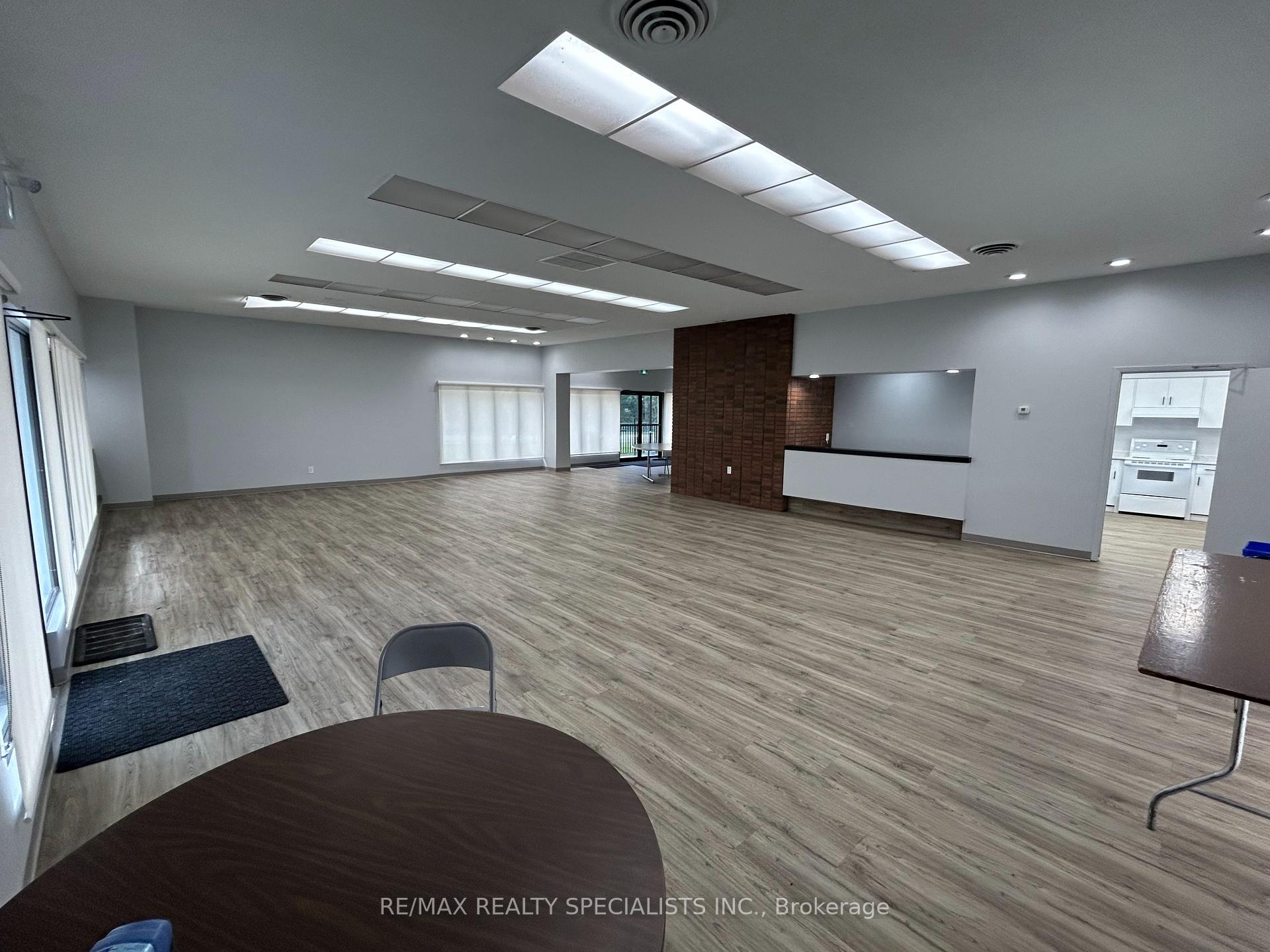 4 Bedrooms Condo at 2230 Upper Middle, Burlington For sale