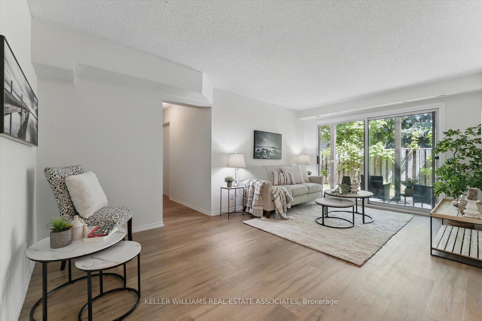 3 Bedrooms Condo at 2701 Aquitaine, Mississauga For sale