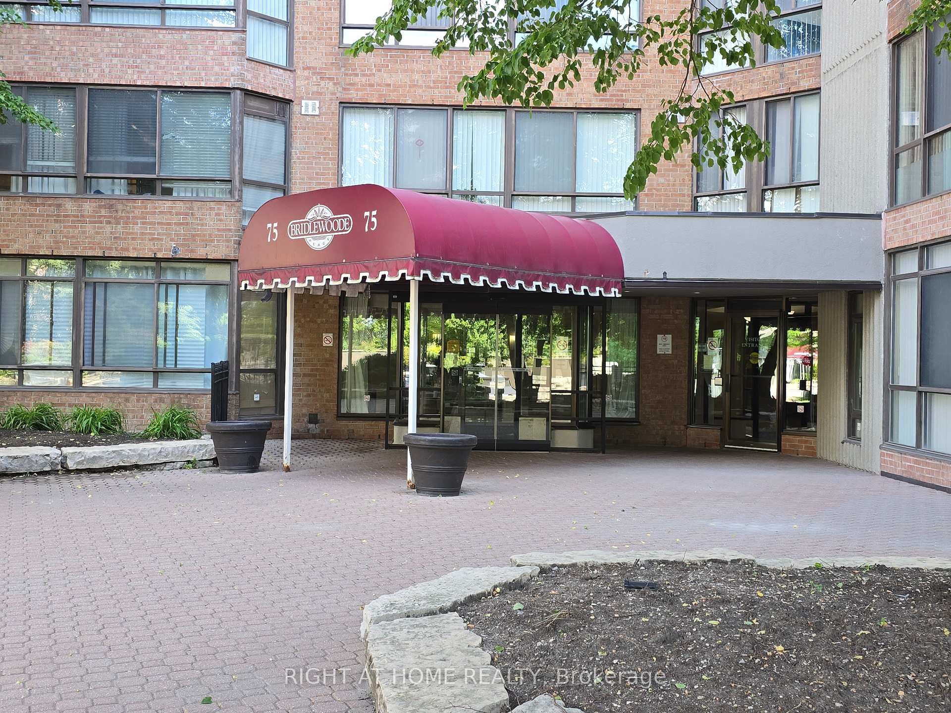 3 Bedrooms Condo at 75 Bamburgh, Toronto For sale