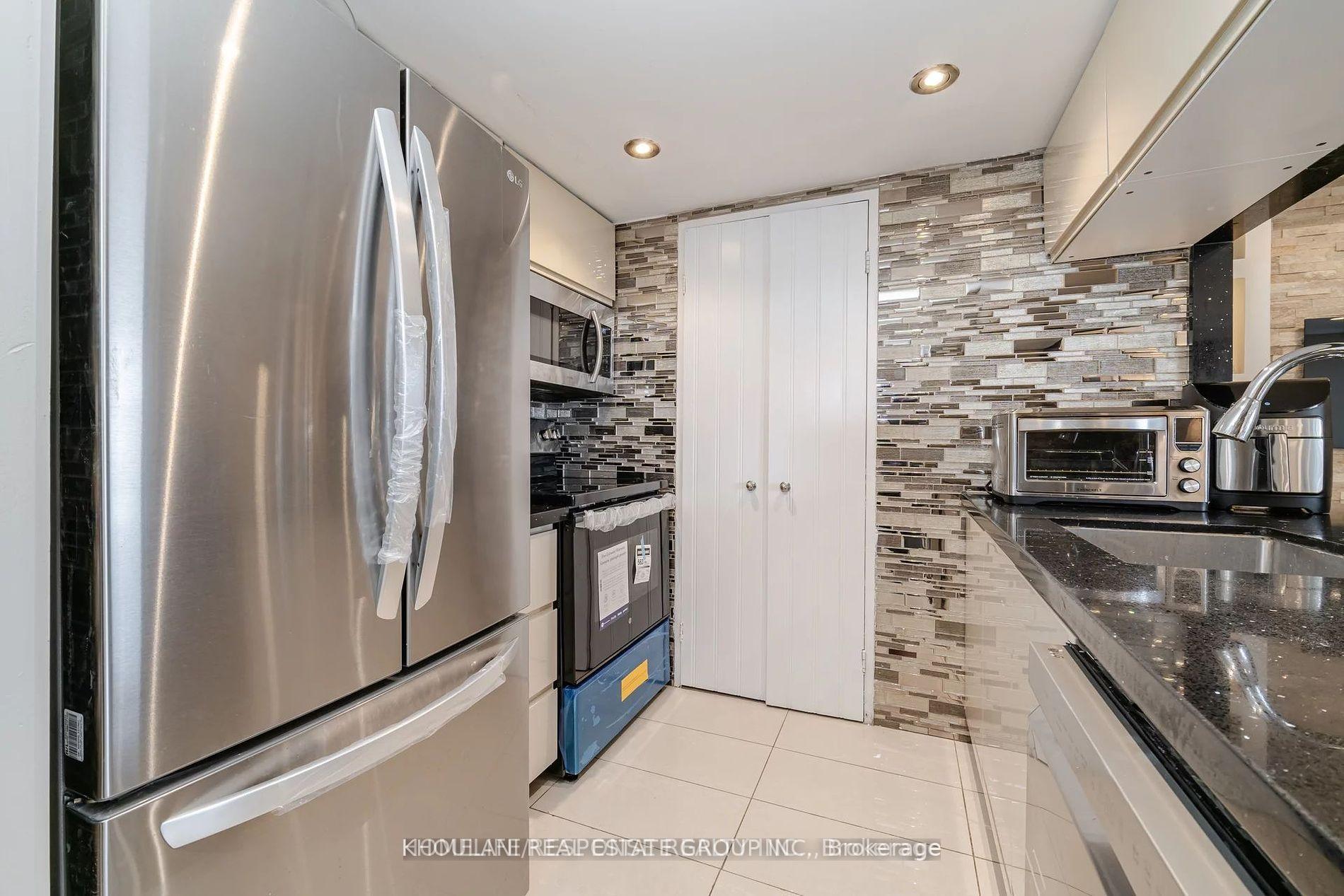 3 Bedrooms Condo at 265 ENFIELD, Mississauga For sale