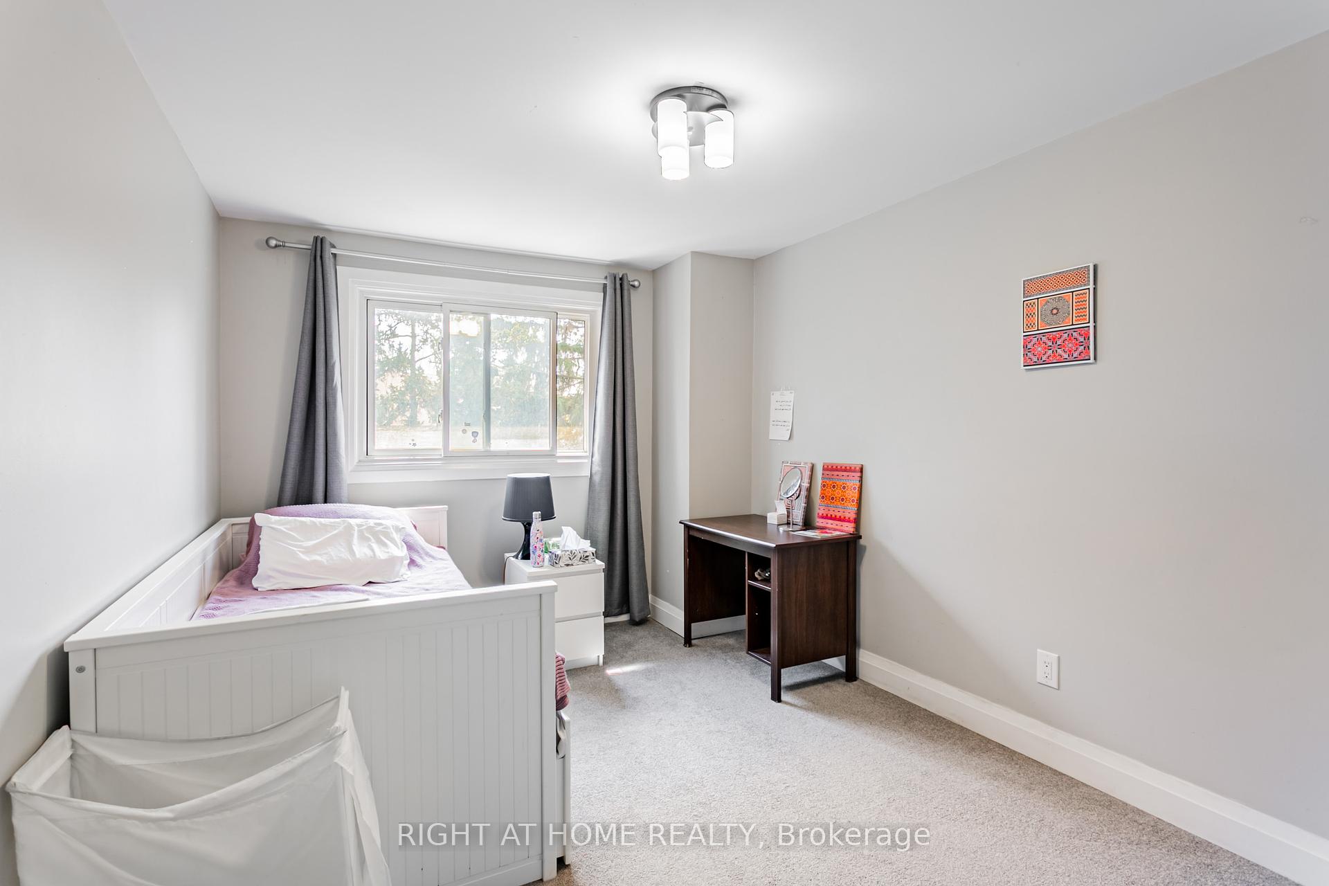 3 Bedrooms Condo at 3345 Silverado, Mississauga For sale