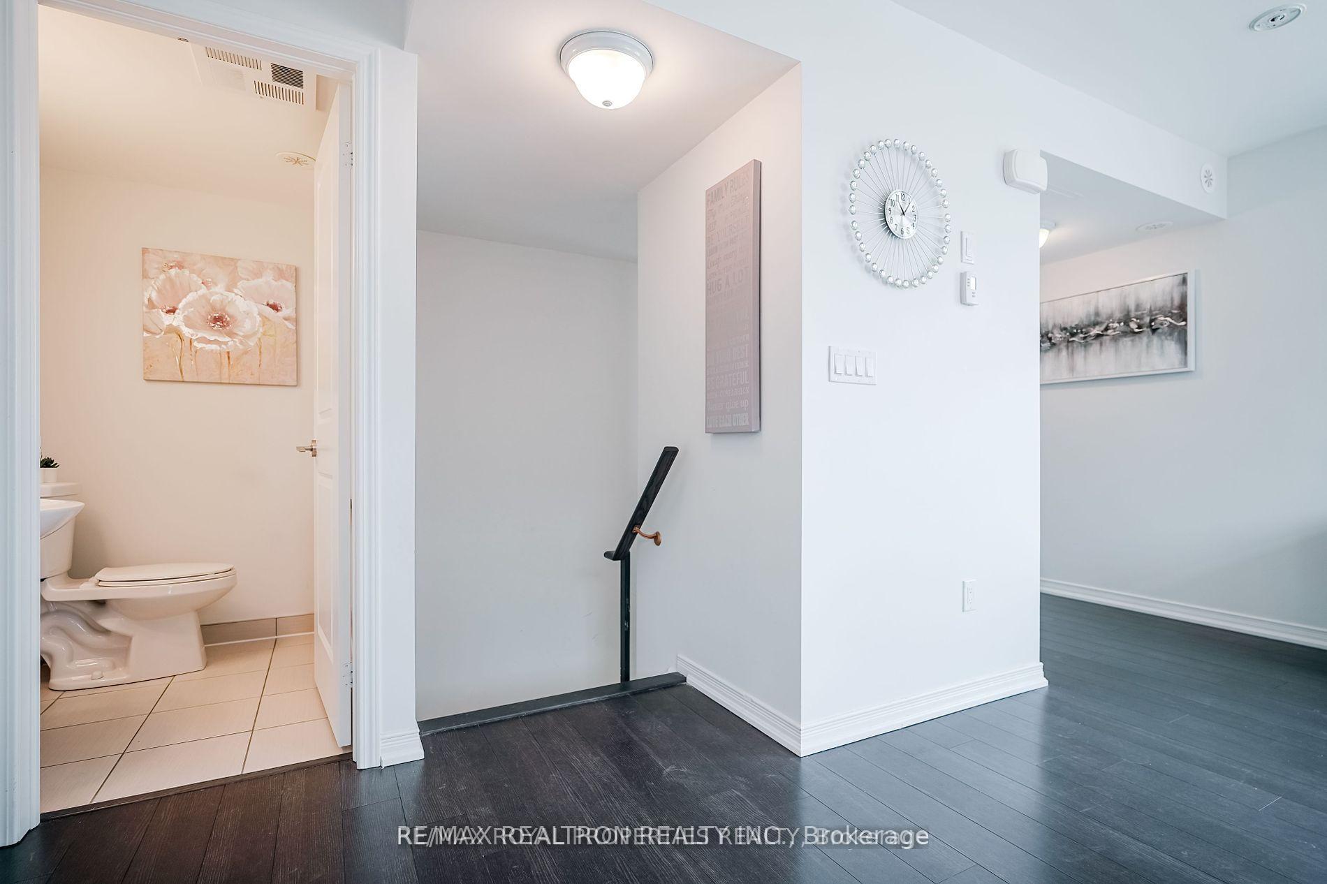 2 Bedrooms Condo at 80 Orchid Place, Toronto For sale