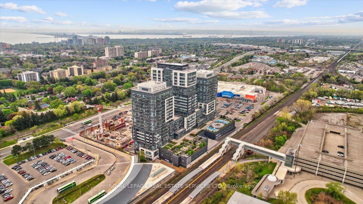 2 Bedrooms Condo at 2081 Fairview, Burlington For sale