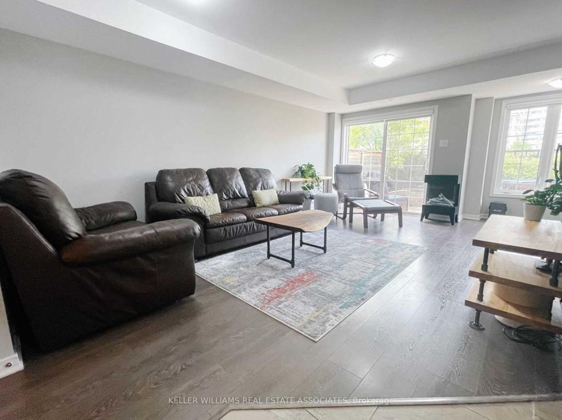 3 Bedrooms Condo at 2441 Greenwich, Oakville For sale
