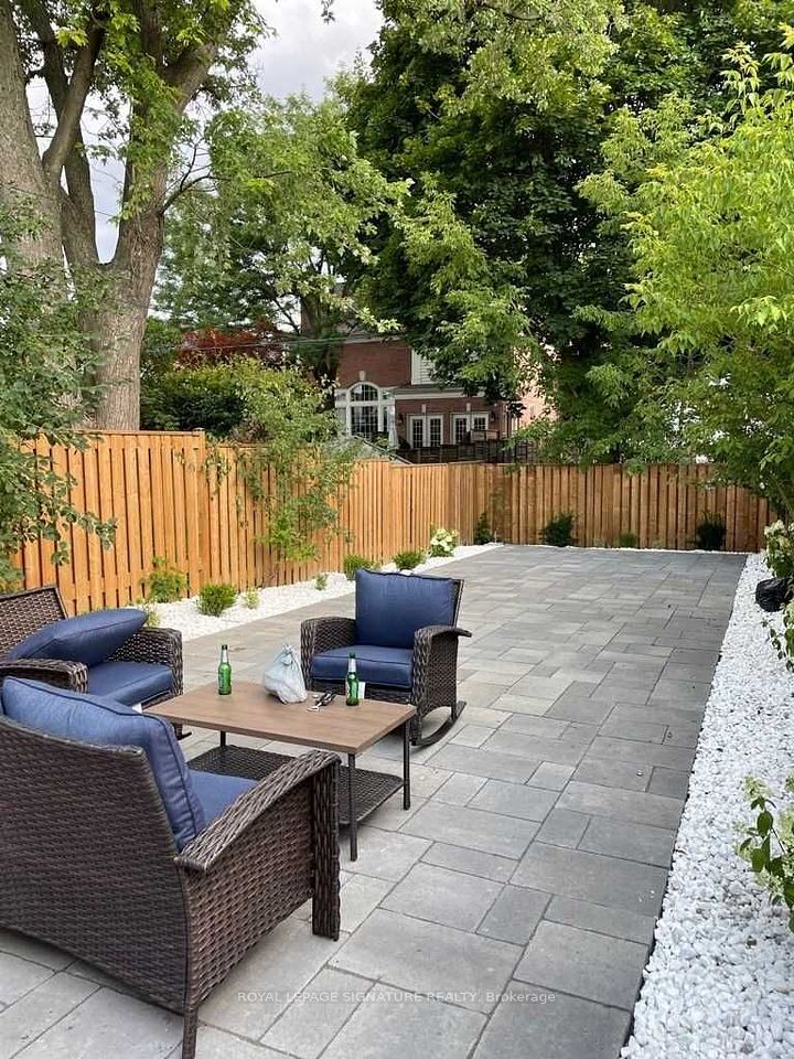 2259 Lawrence Avenue, Toronto, ON M9P 2A4