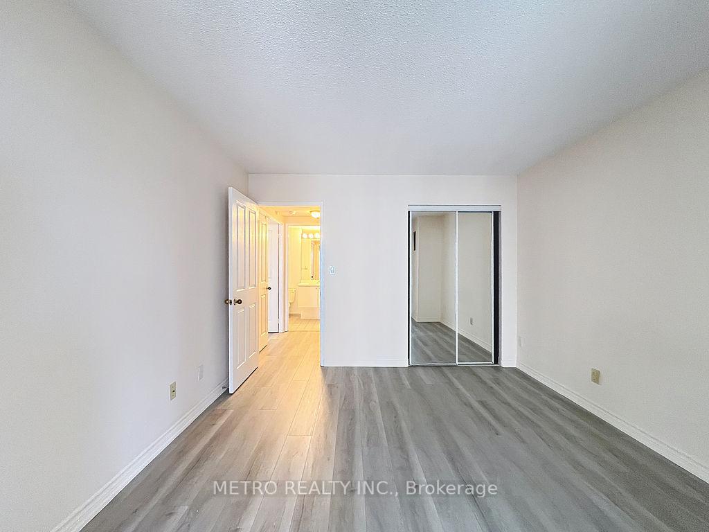 3 Bedrooms Condo at 18 Hollywood, Toronto For sale