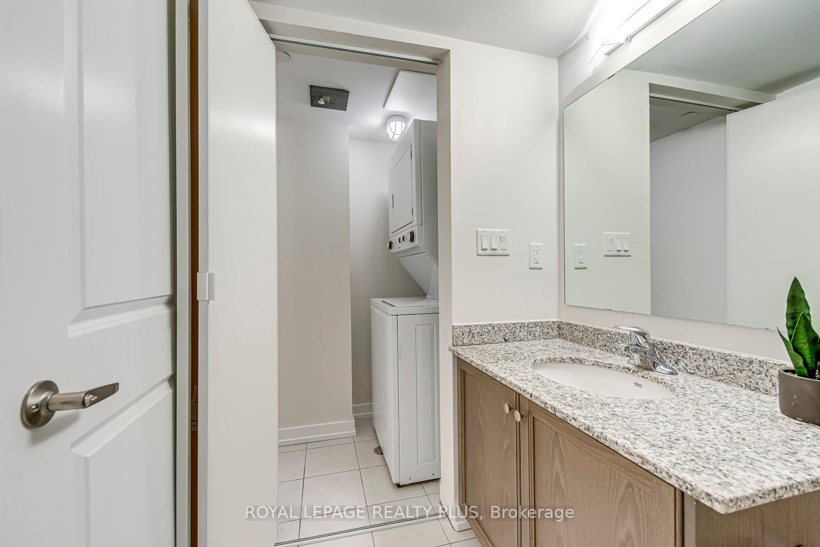 2 Bedrooms Condo at 10 Drummond, Toronto For sale