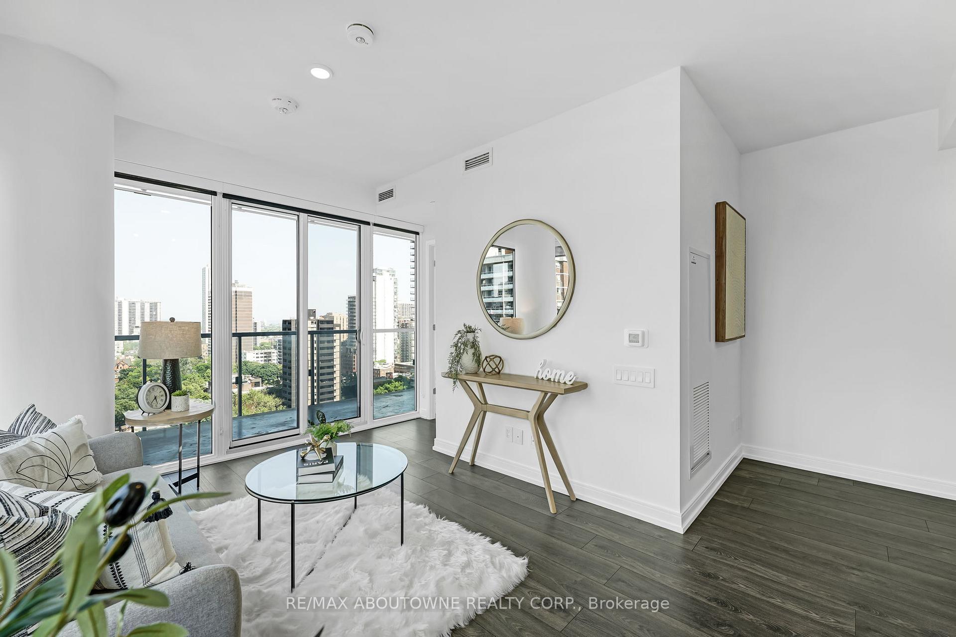2 Bedrooms Condo at 3 Gloucester, Toronto For sale