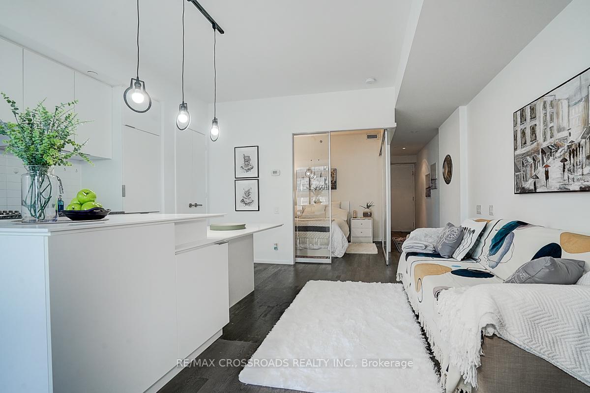 2 Bedrooms Condo at 5 St Joseph, Toronto For sale