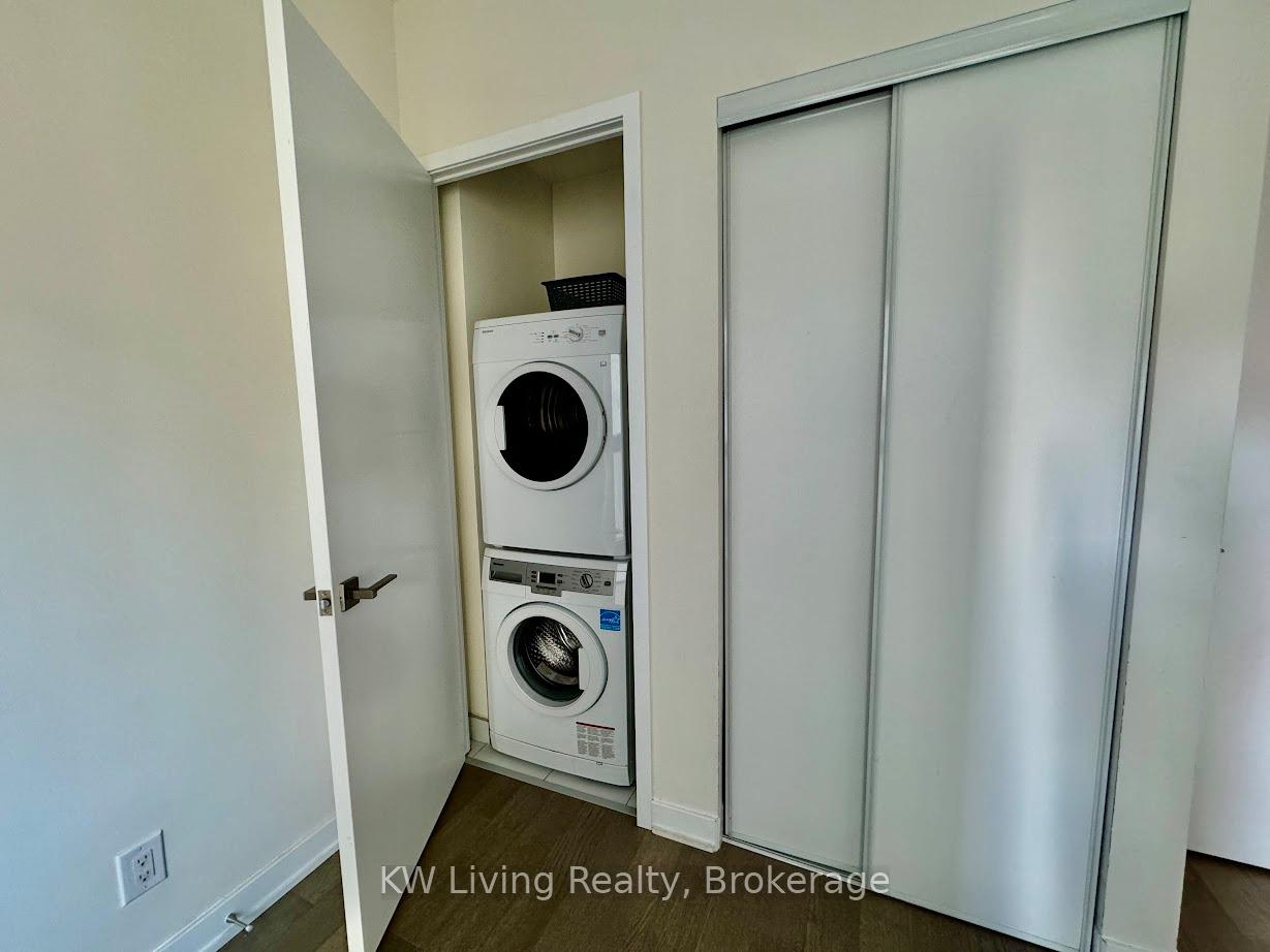 1 Bedroom Condo at 17 Dundonald,  Toronto For sale