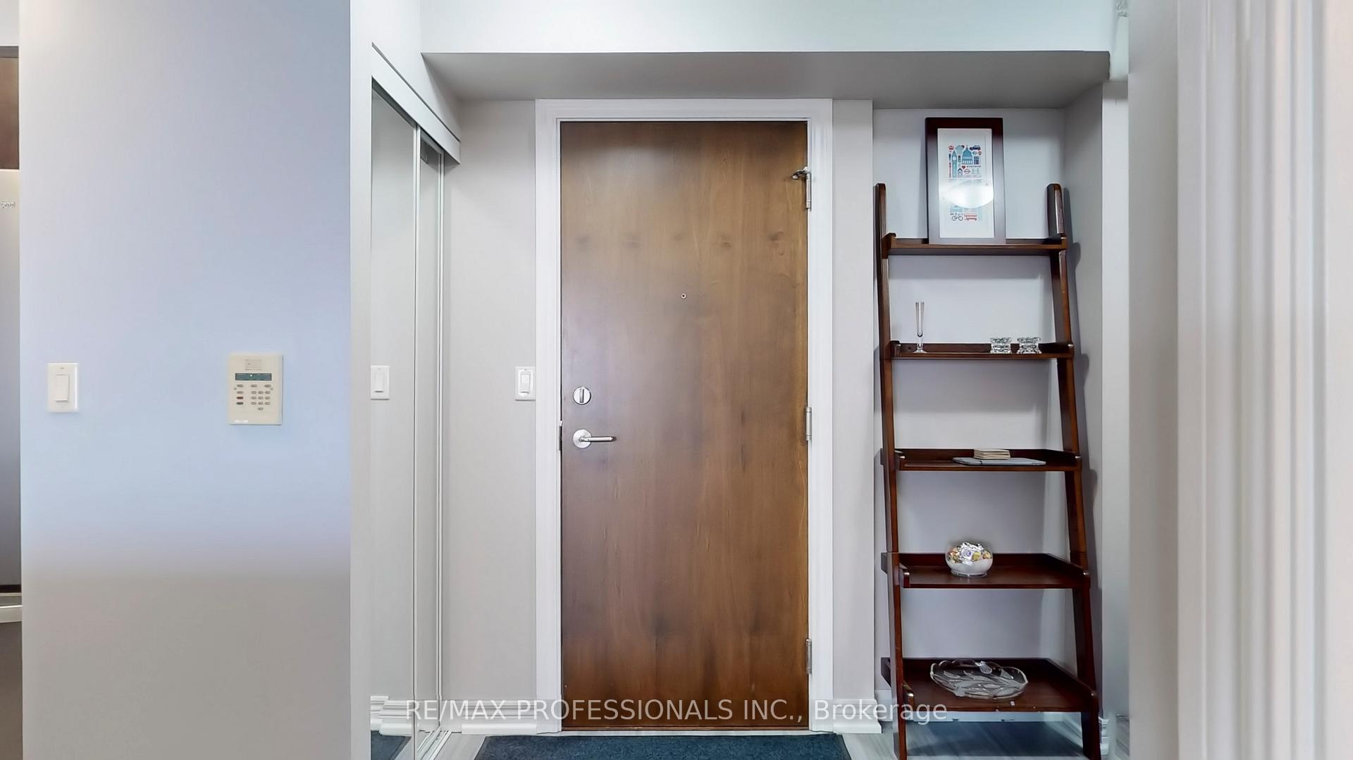 2 Bedrooms Co-op at 310 Burnhamthorpe, Mississauga For sale
