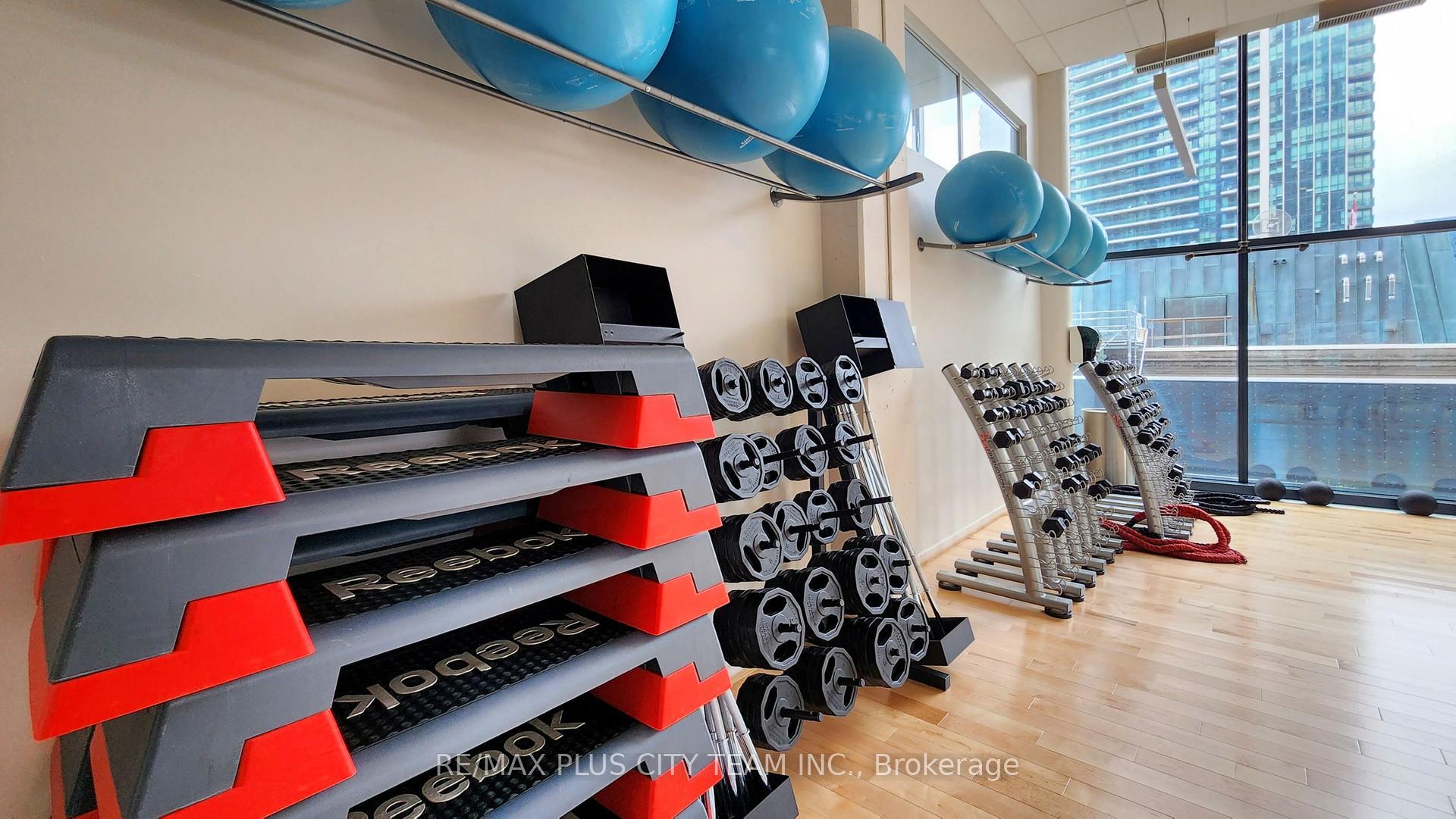 2 Bedrooms Condo at 100 Harbour, Toronto For sale