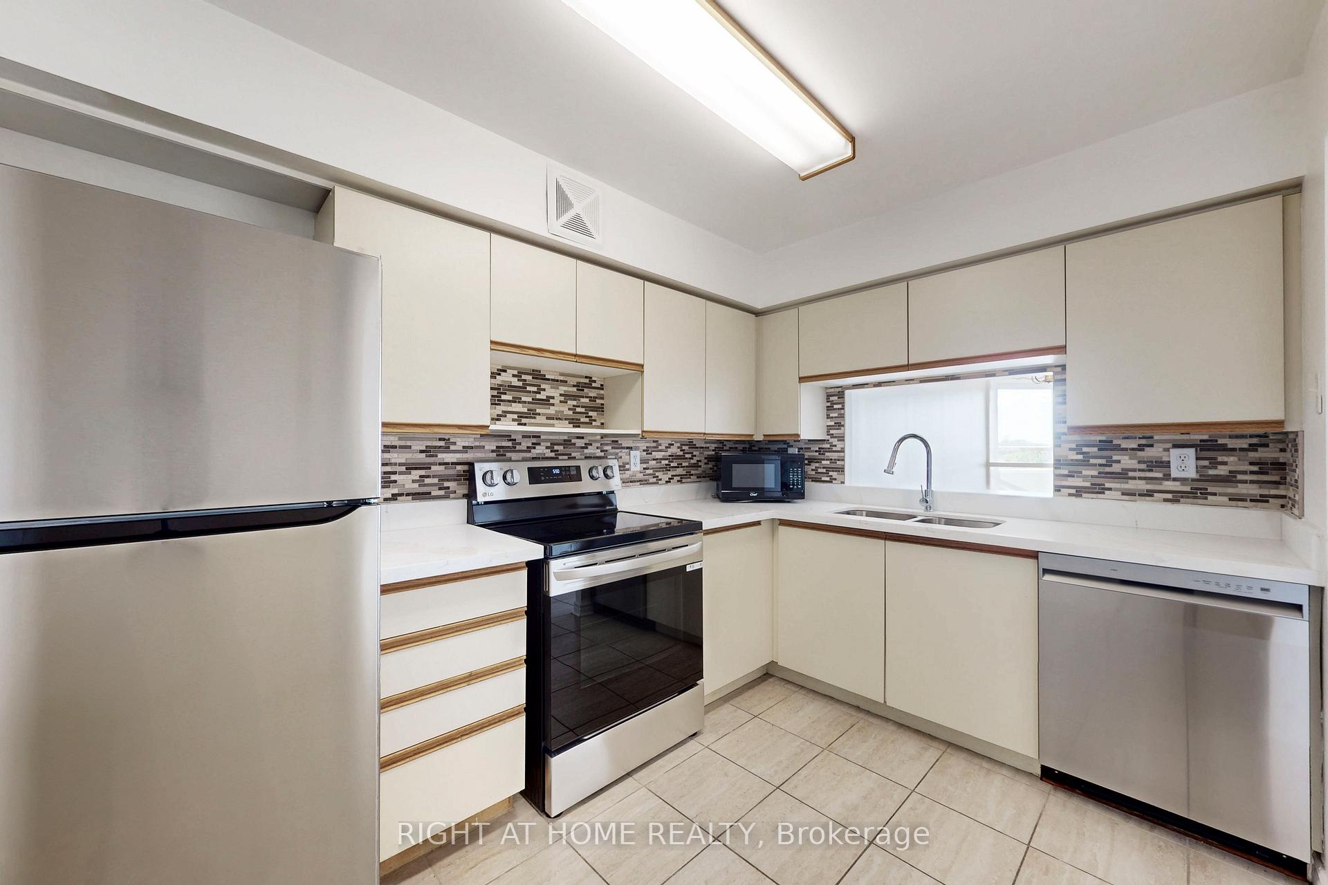 3 Bedrooms Condo at 4 Park Vista, Toronto For sale