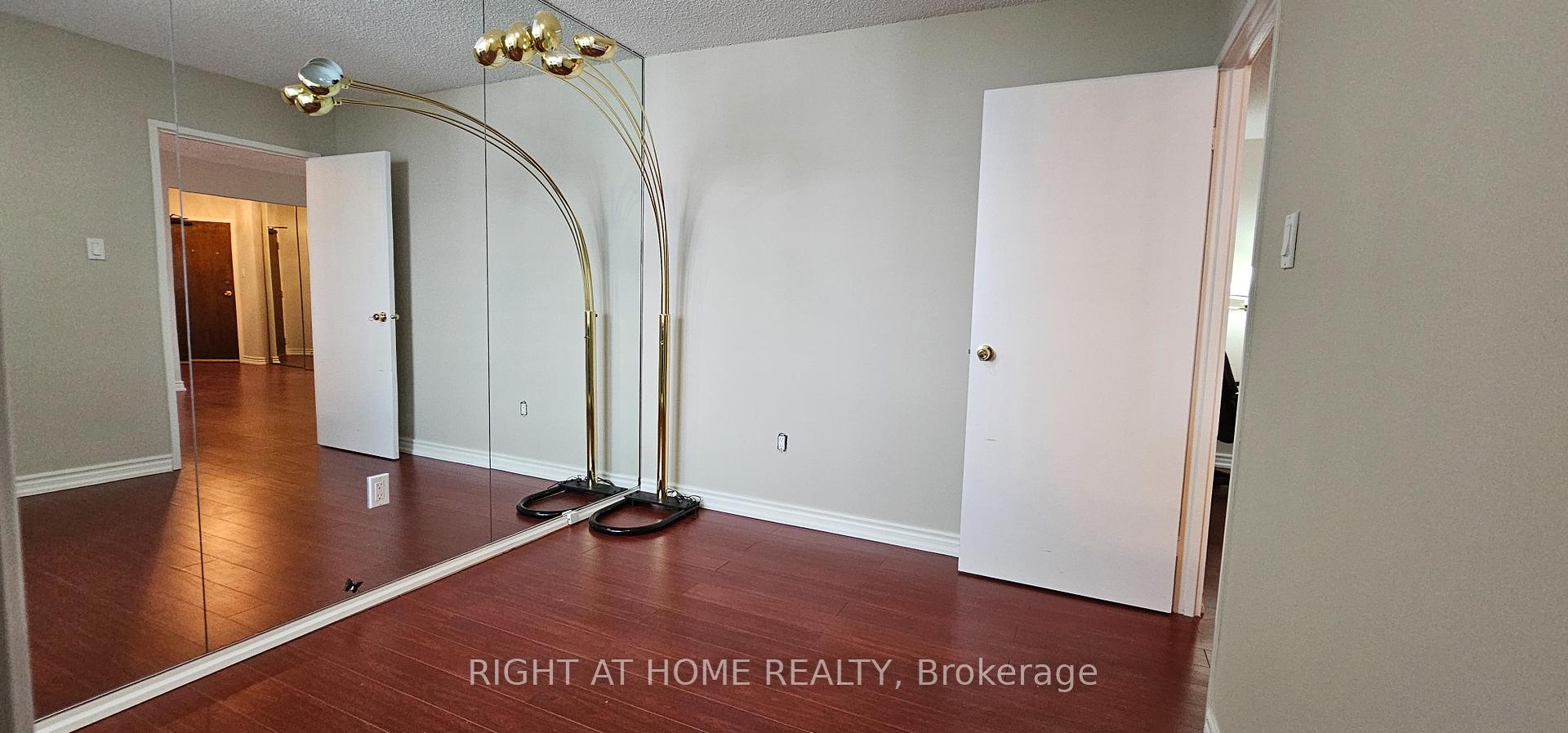 3 Bedrooms Condo at 75 Graydon Hall,  Toronto For sale