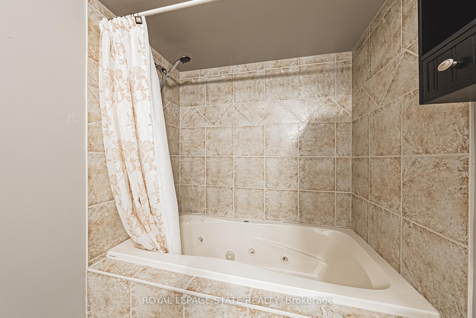 2 Bedrooms Condo at 130 Southbrook, Hamilton For sale