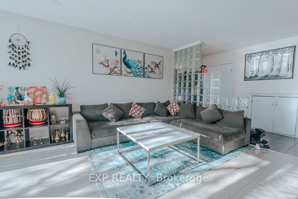 #Upper - 20 Manorglen Crescent, Toronto, ON M1S 1W4