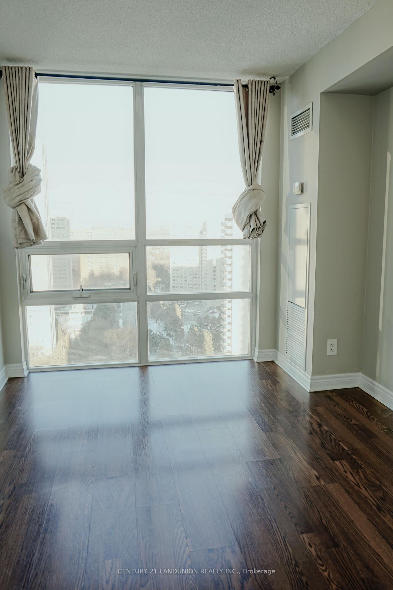 2 Bedrooms Condo at 208 Enfield, Mississauga For sale