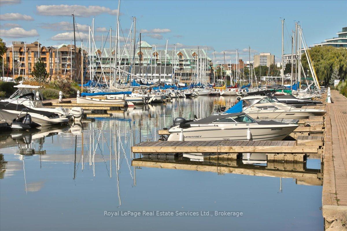 2 Bedrooms Condo at 100 Bronte, Oakville For sale