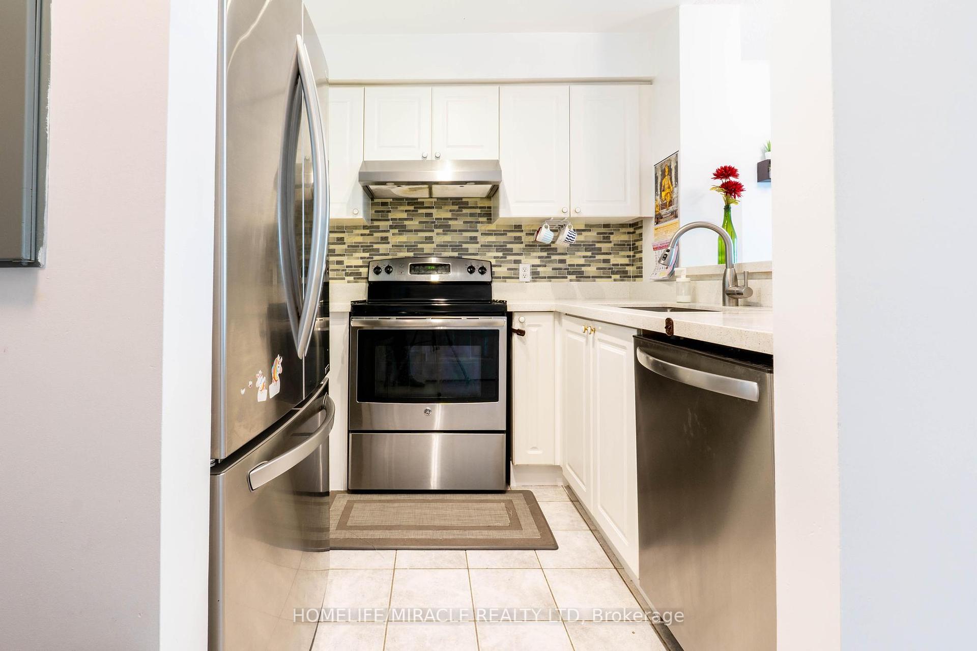 2 Bedrooms Condo at 1 Lee Centre, Toronto For sale
