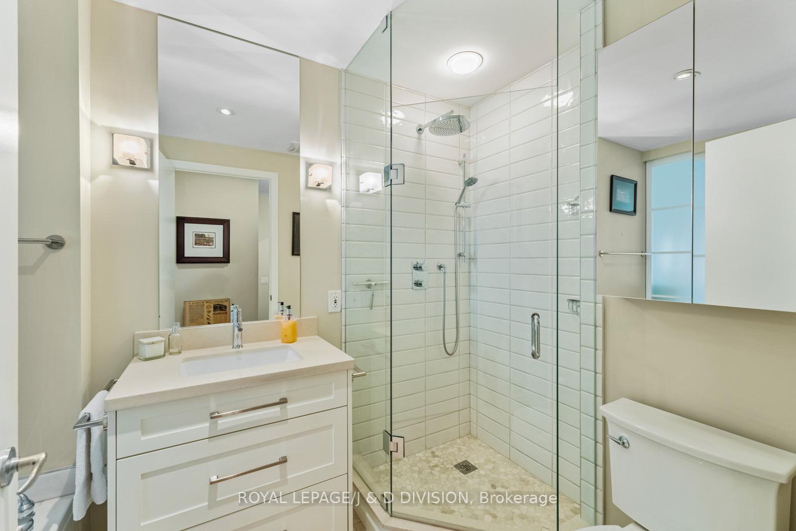 2 Bedrooms Condo at 500 Queens,  Toronto For sale