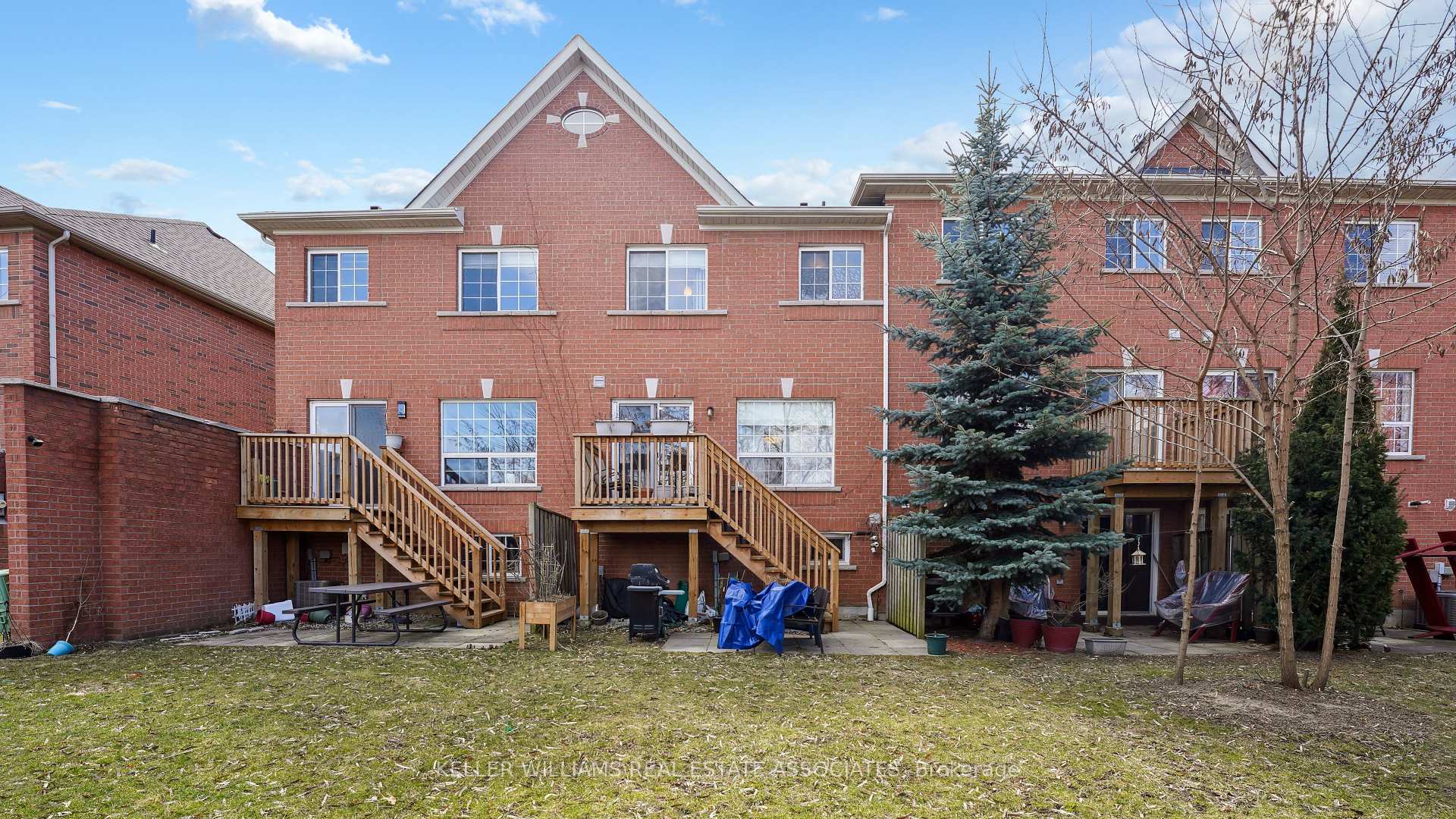 3 Bedrooms Condo at 6399 Spinnaker, Mississauga For sale