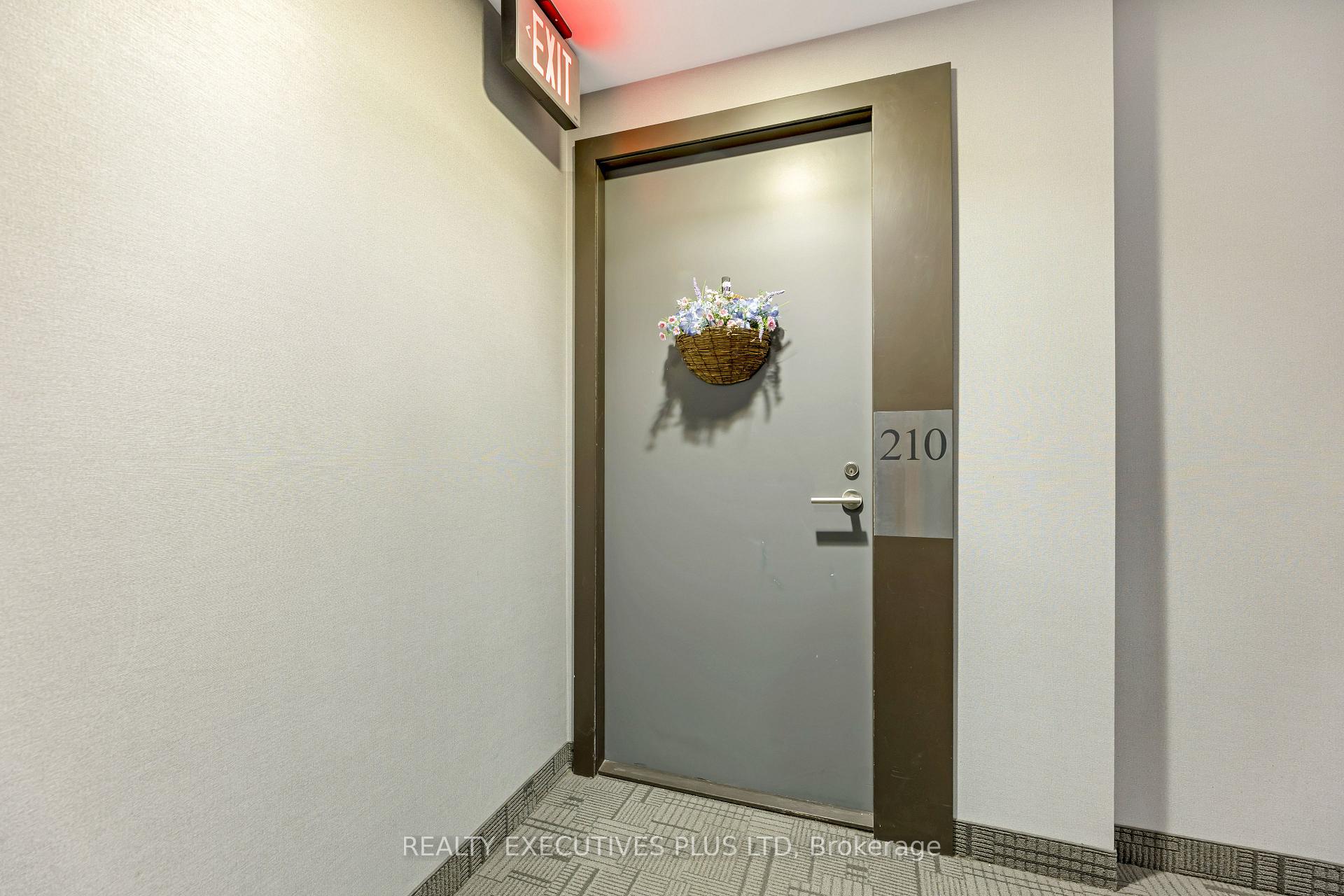 3 Bedrooms Condo at 8 Fieldway, Toronto For sale