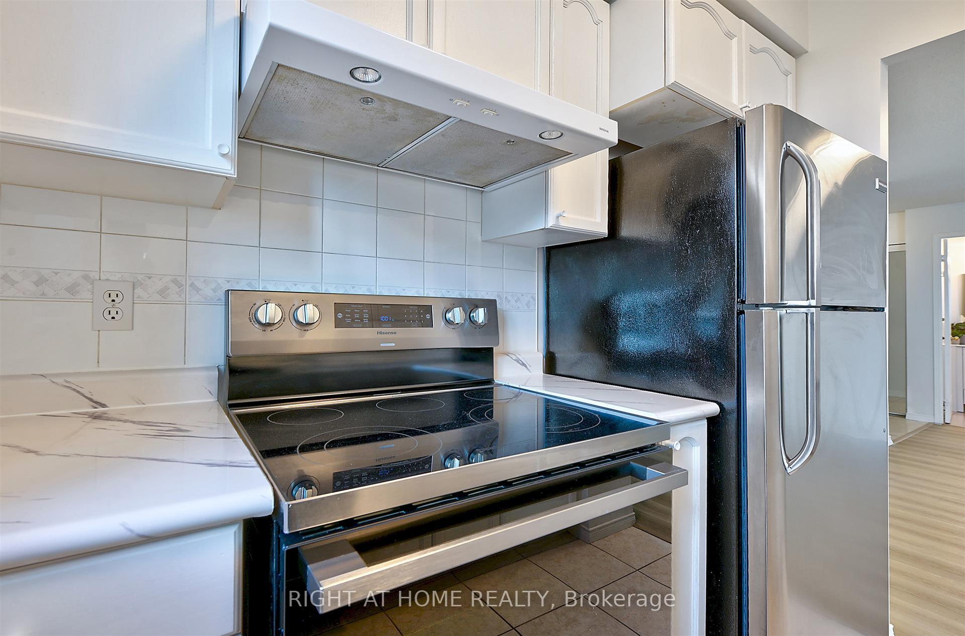 2 Bedrooms Condo at 1 Pemberton, Toronto For sale