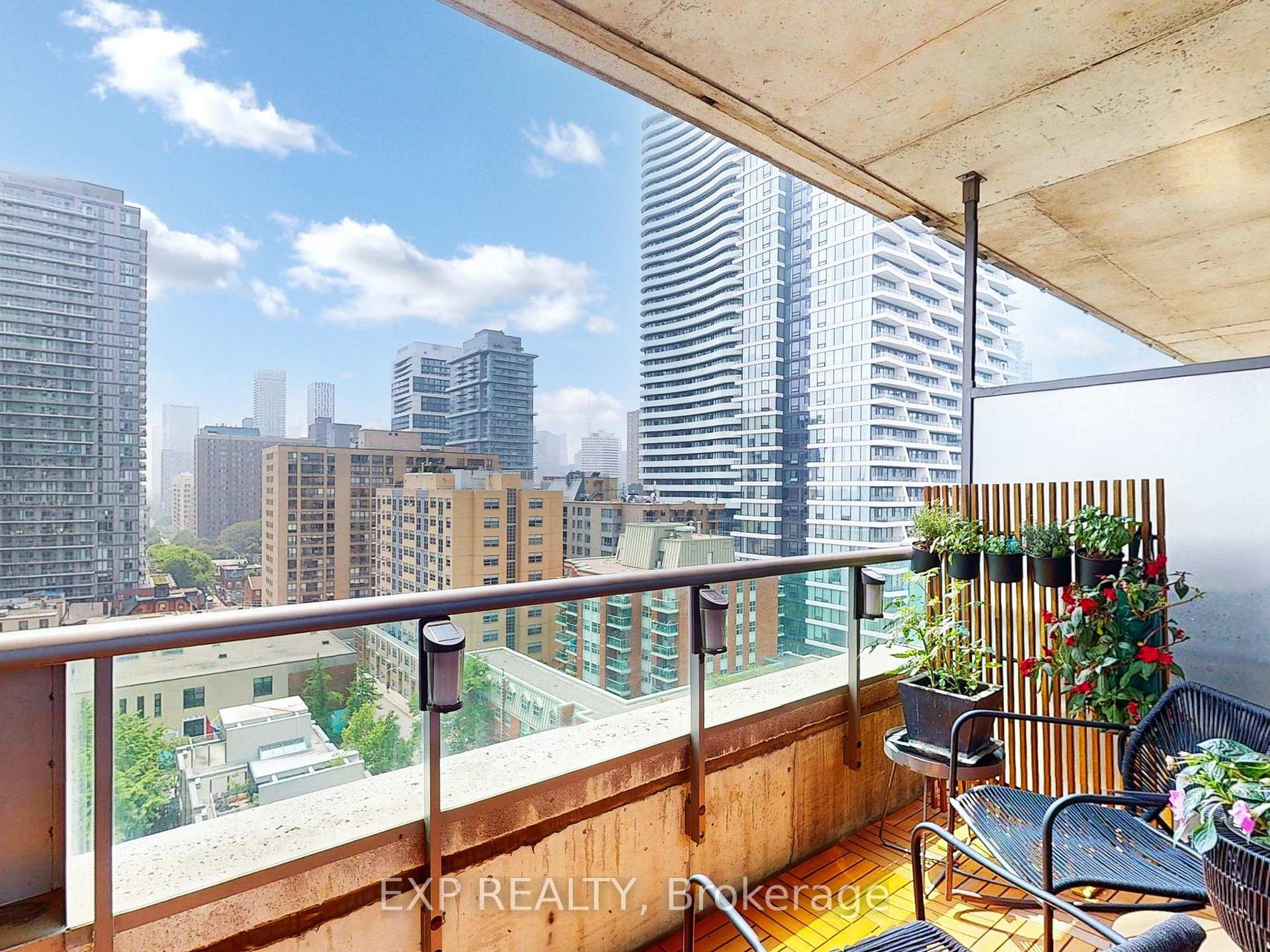 2 Bedrooms Condo at 285 Mutual, Toronto For sale