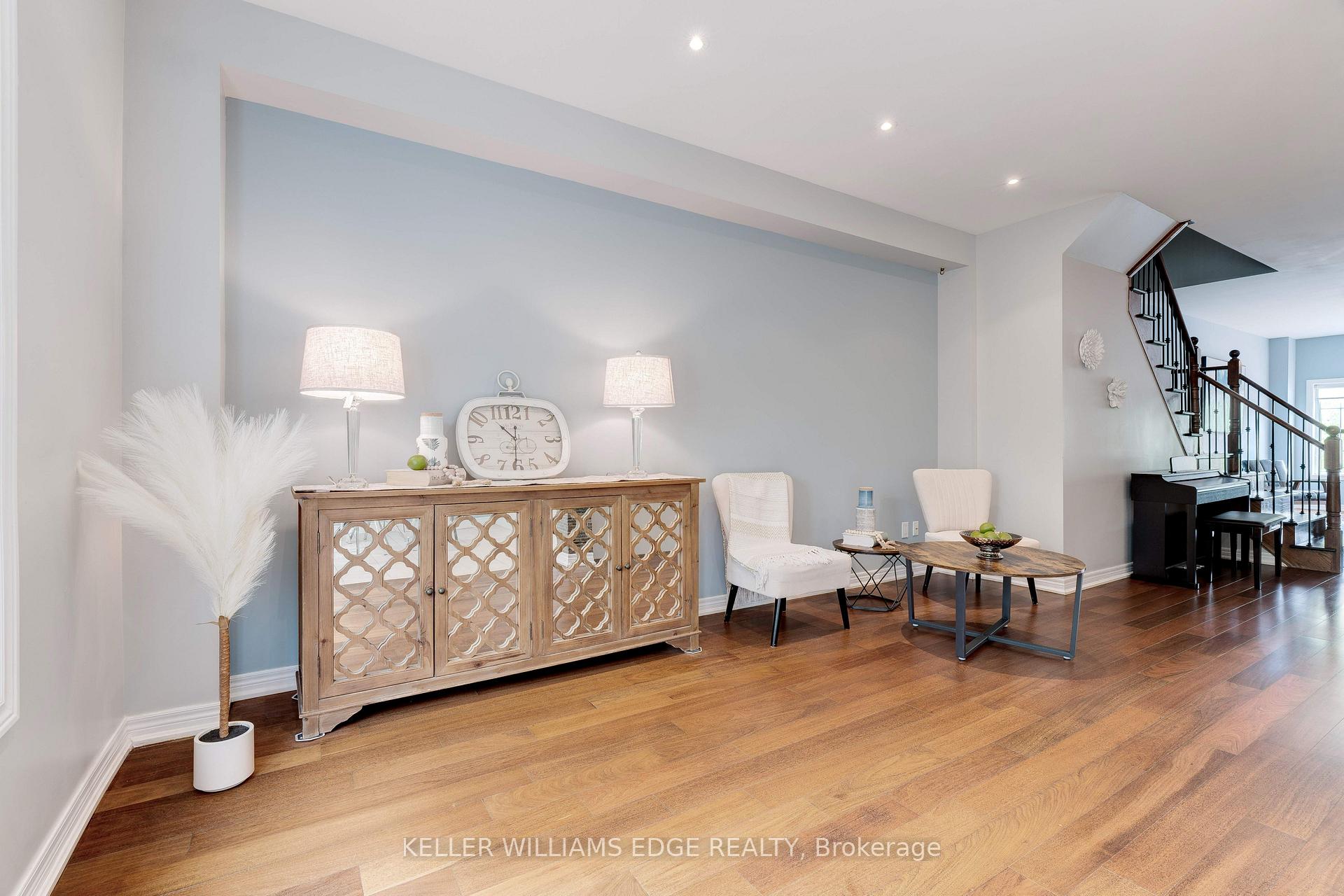 3 Bedrooms Condo at 230 Paisley, Mississauga For sale