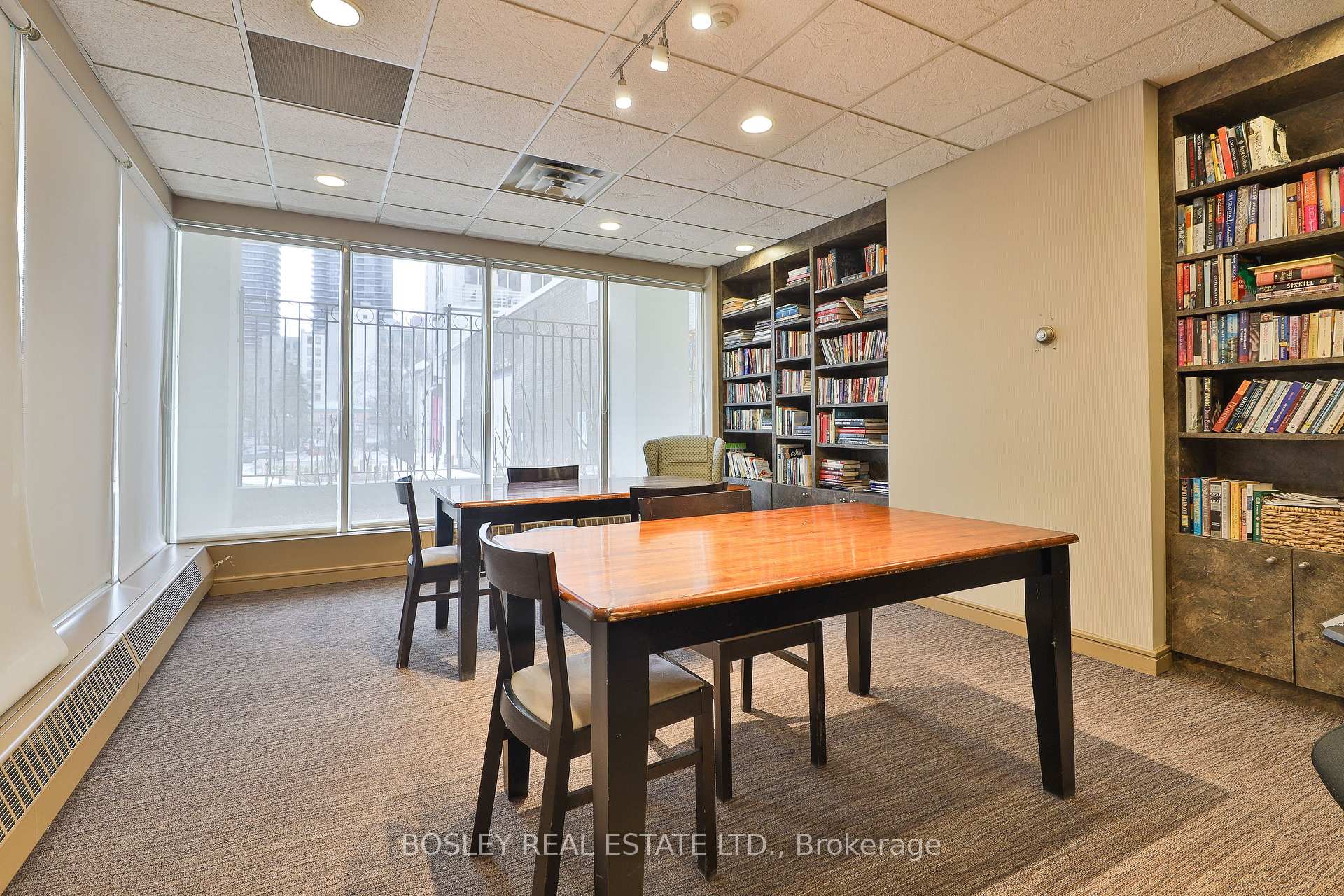 2 Bedrooms Condo at 25 Maitland, Toronto For sale