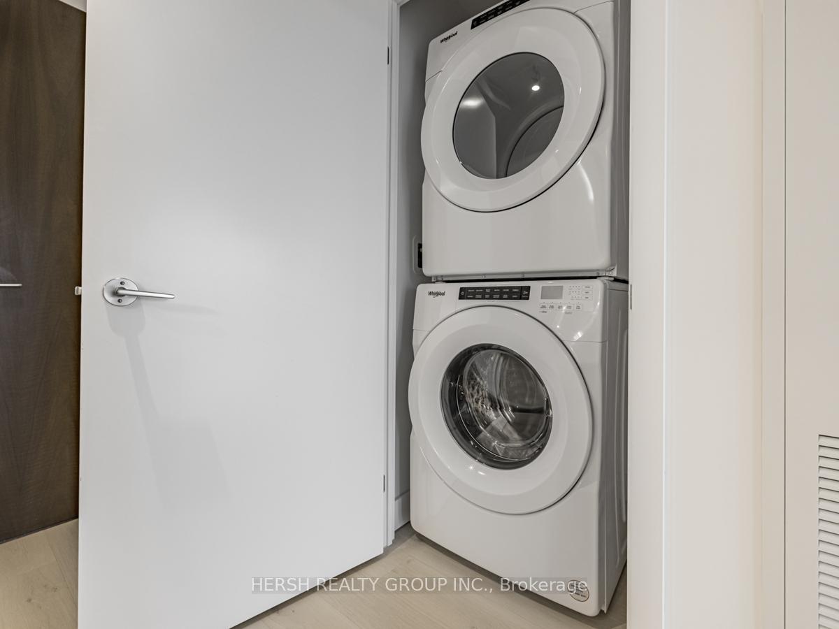 2 Bedrooms Condo at 160 Kingsway,  Toronto For sale